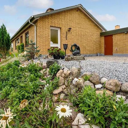 Holiday home 3 Bedroom Pet Friendly In *