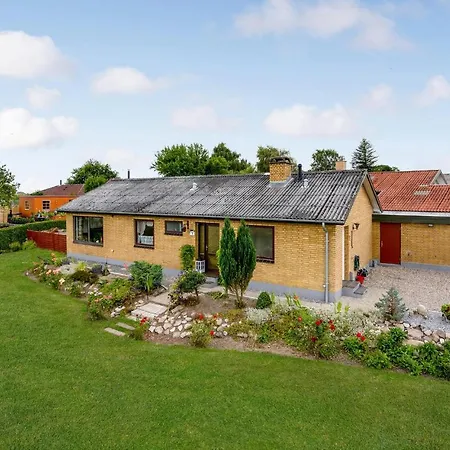 3 Bedroom Pet Friendly In *
